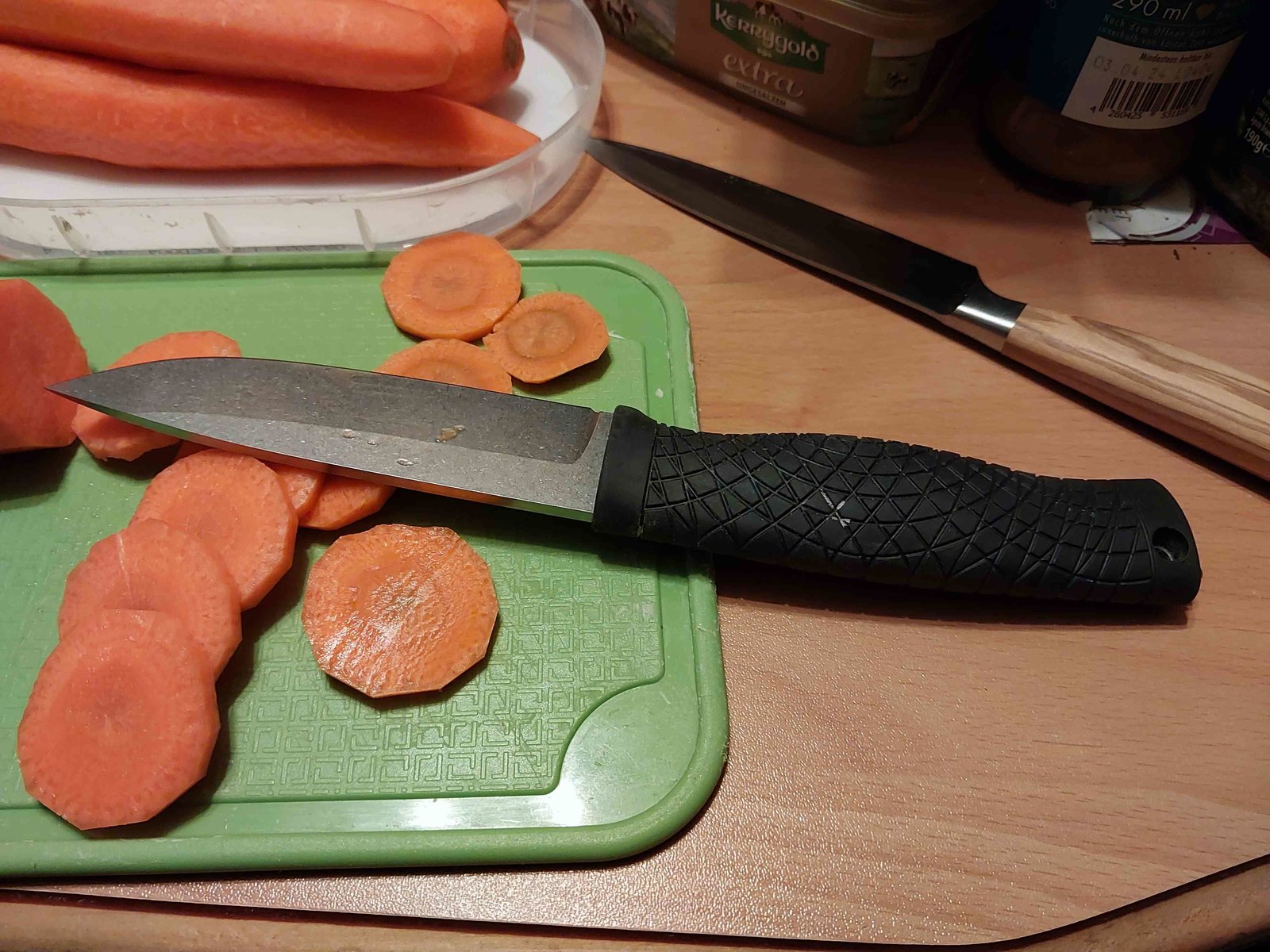 Böker Bronco 10 mit Möhren.jpg