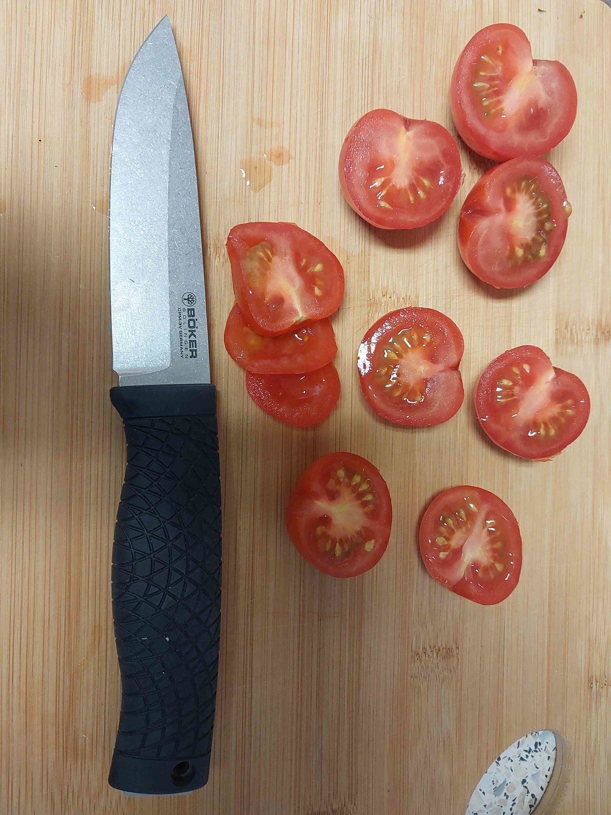 Böker Bronco 12 mit Tomate.jpg