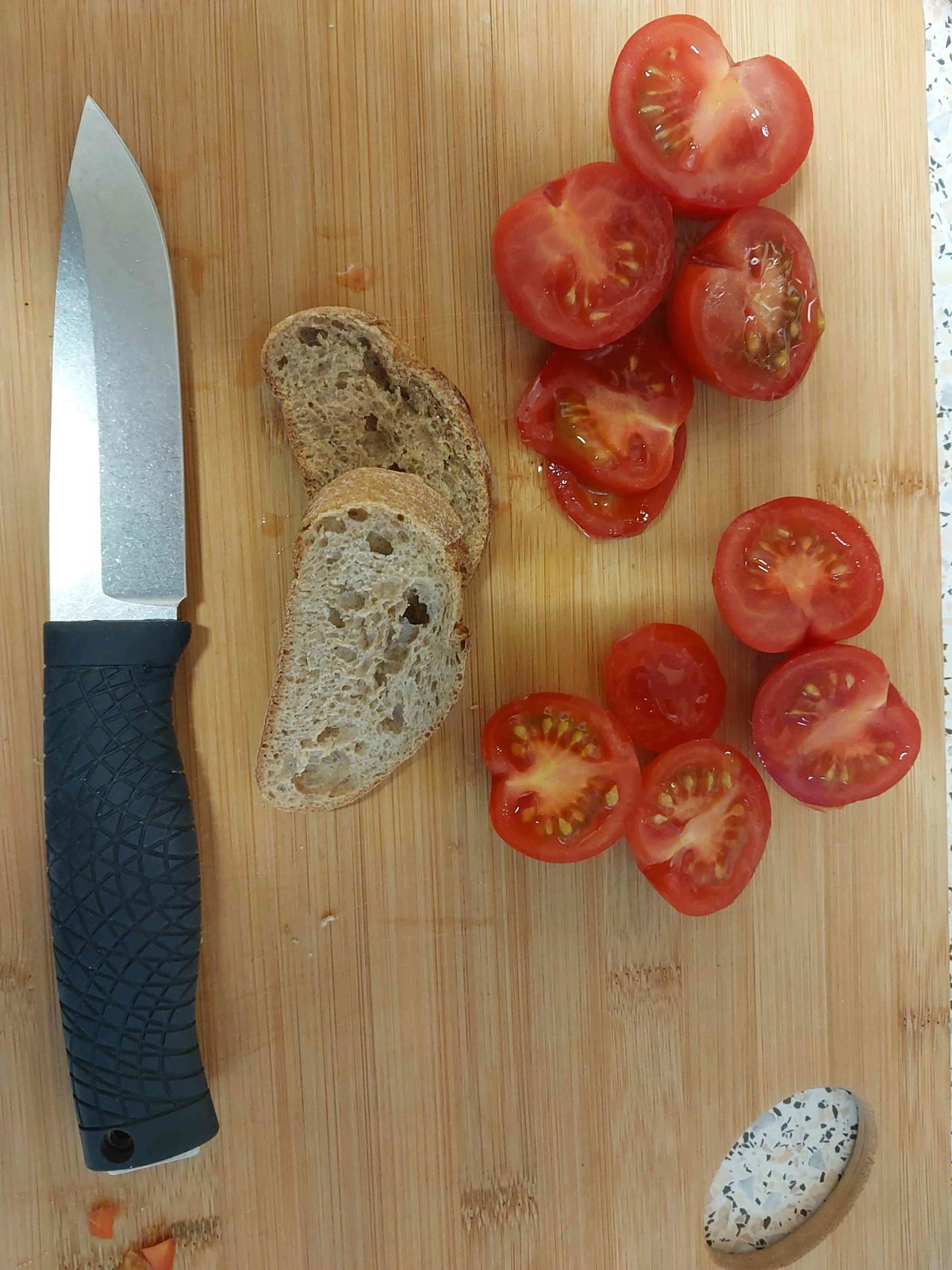 Böker Bronco 13 mit Tomate.jpg