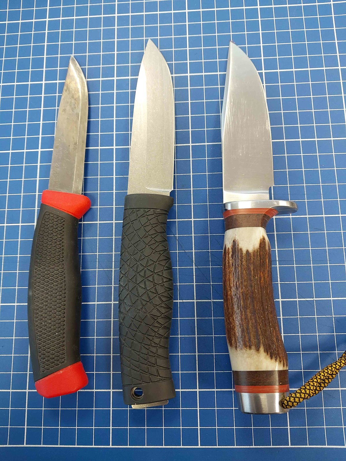 Böker Bronco 14 mit Gefährten.jpg