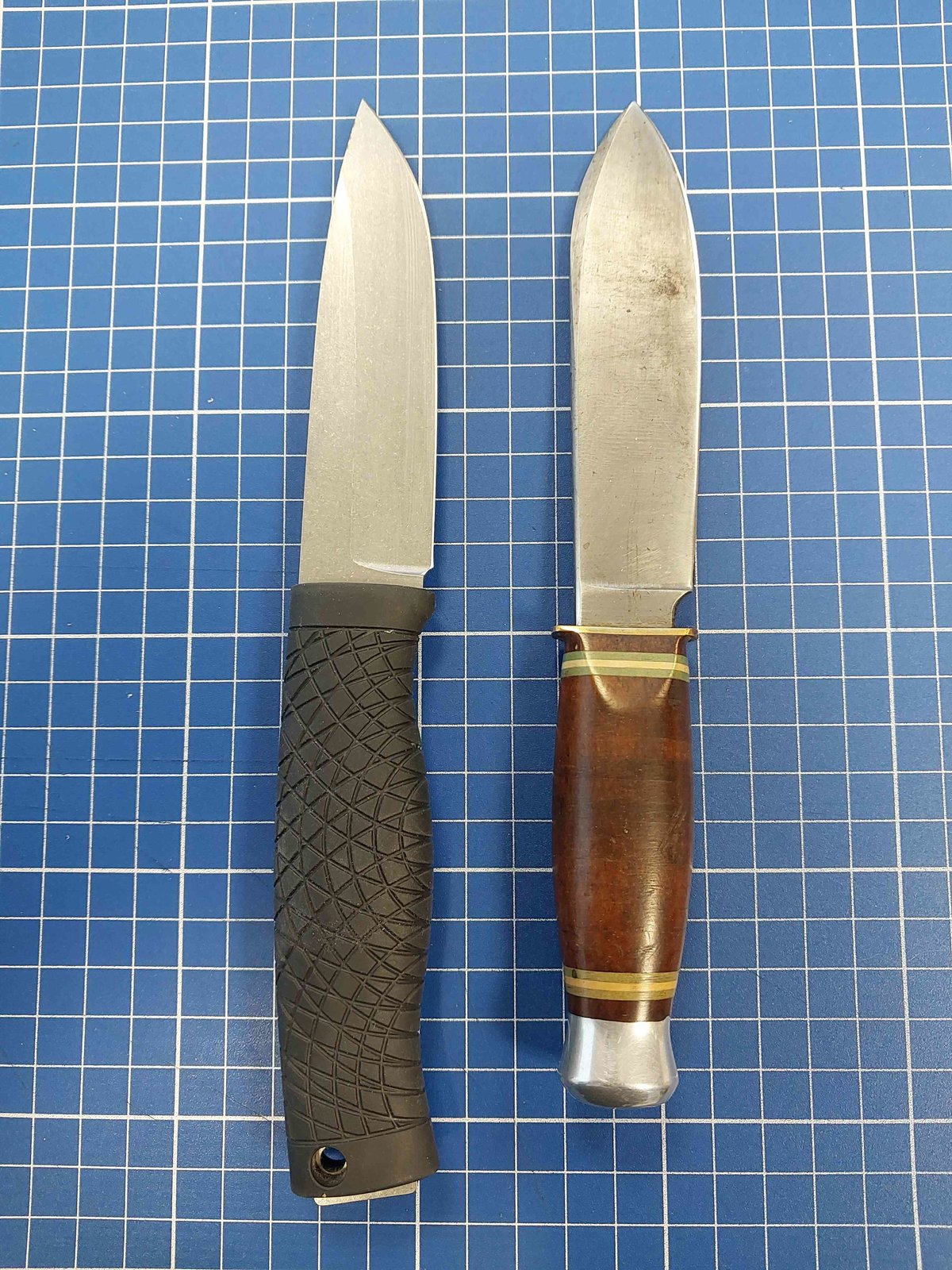 Böker Bronco 16 mit Gefährten.jpg