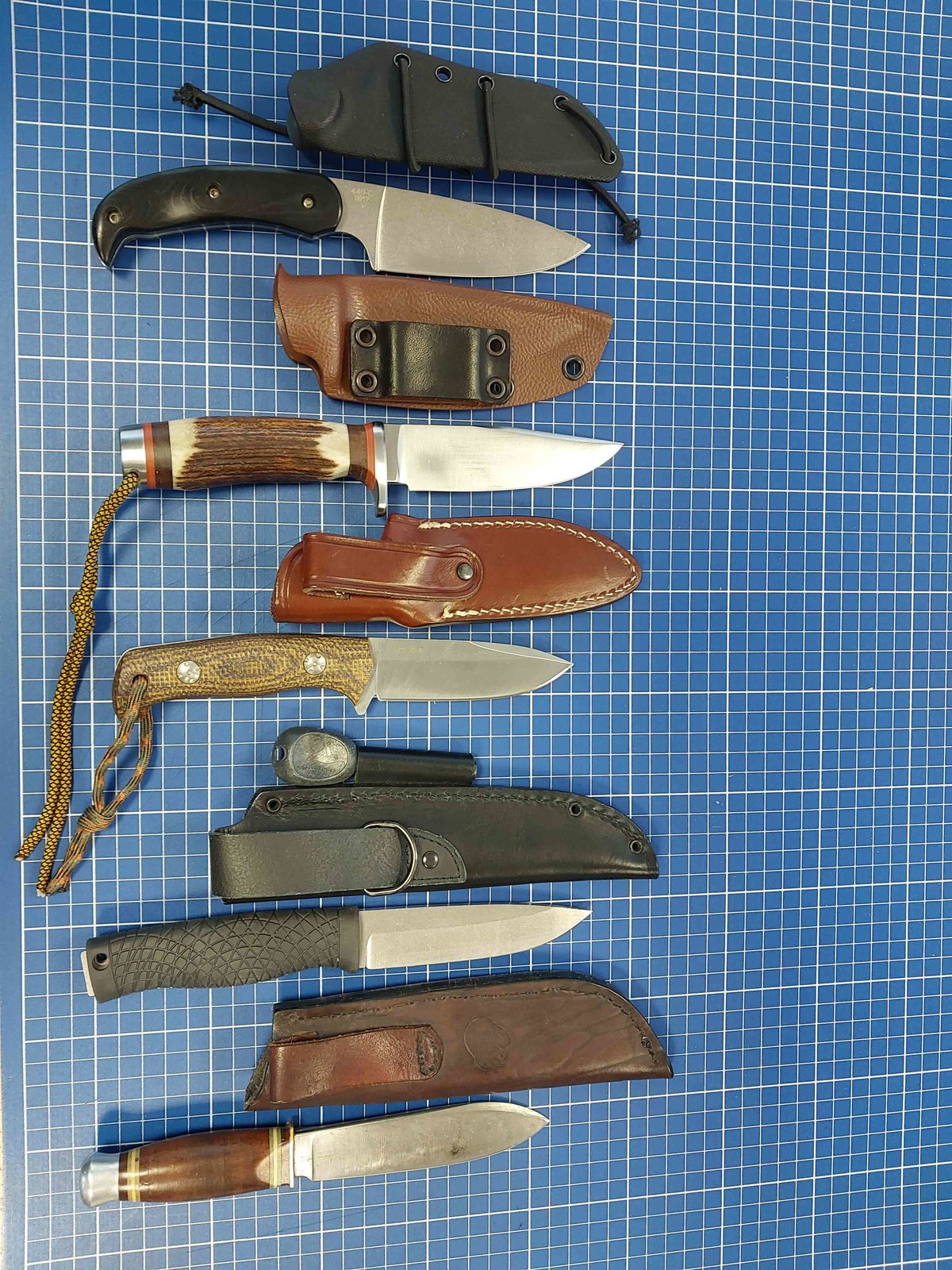 Böker Bronco 18 mit Gefährten.jpg