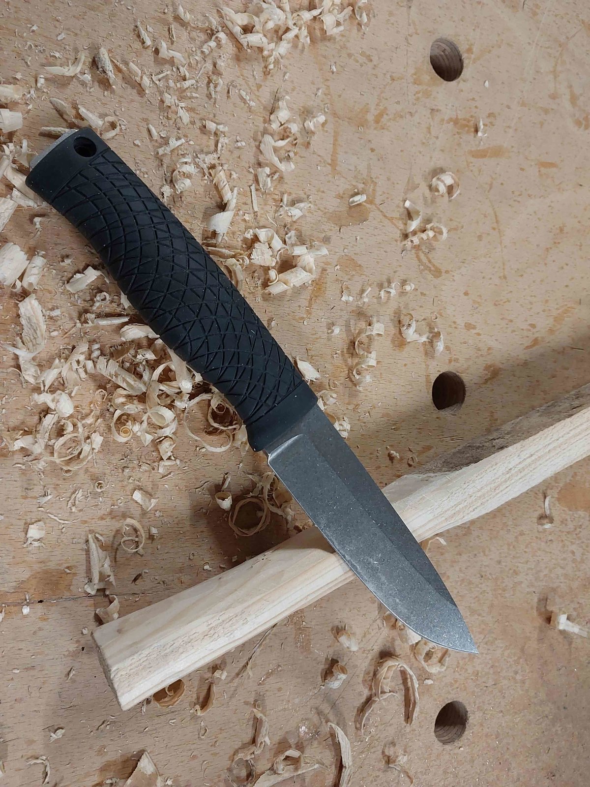 Böker Bronco 21 vs Birke (erst mal Fichte).jpg