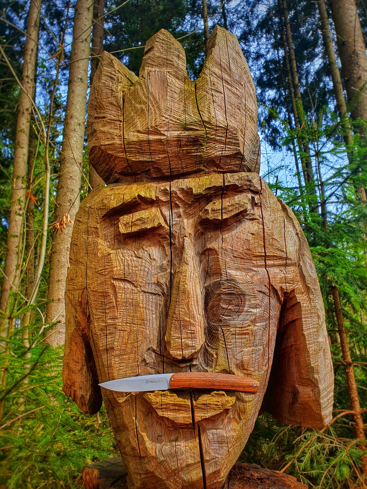 Holzkopf mit Messer.jpeg