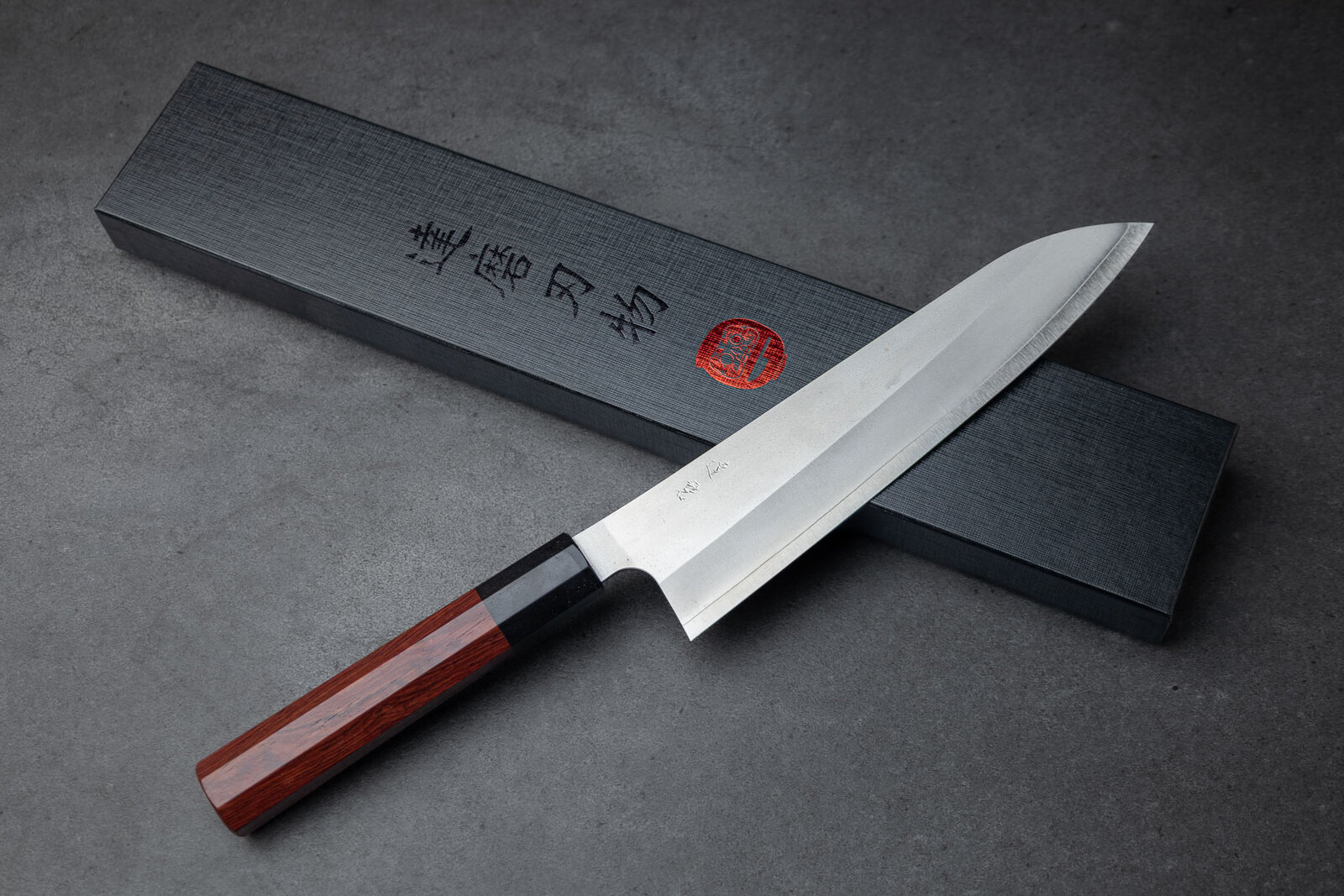 Knife-Art-Kochmesser-Daruma-Ginsan-Migaki-Gyuto-210mm-Rosewood-Ebenholz-Frontal-mit-Box.jpg