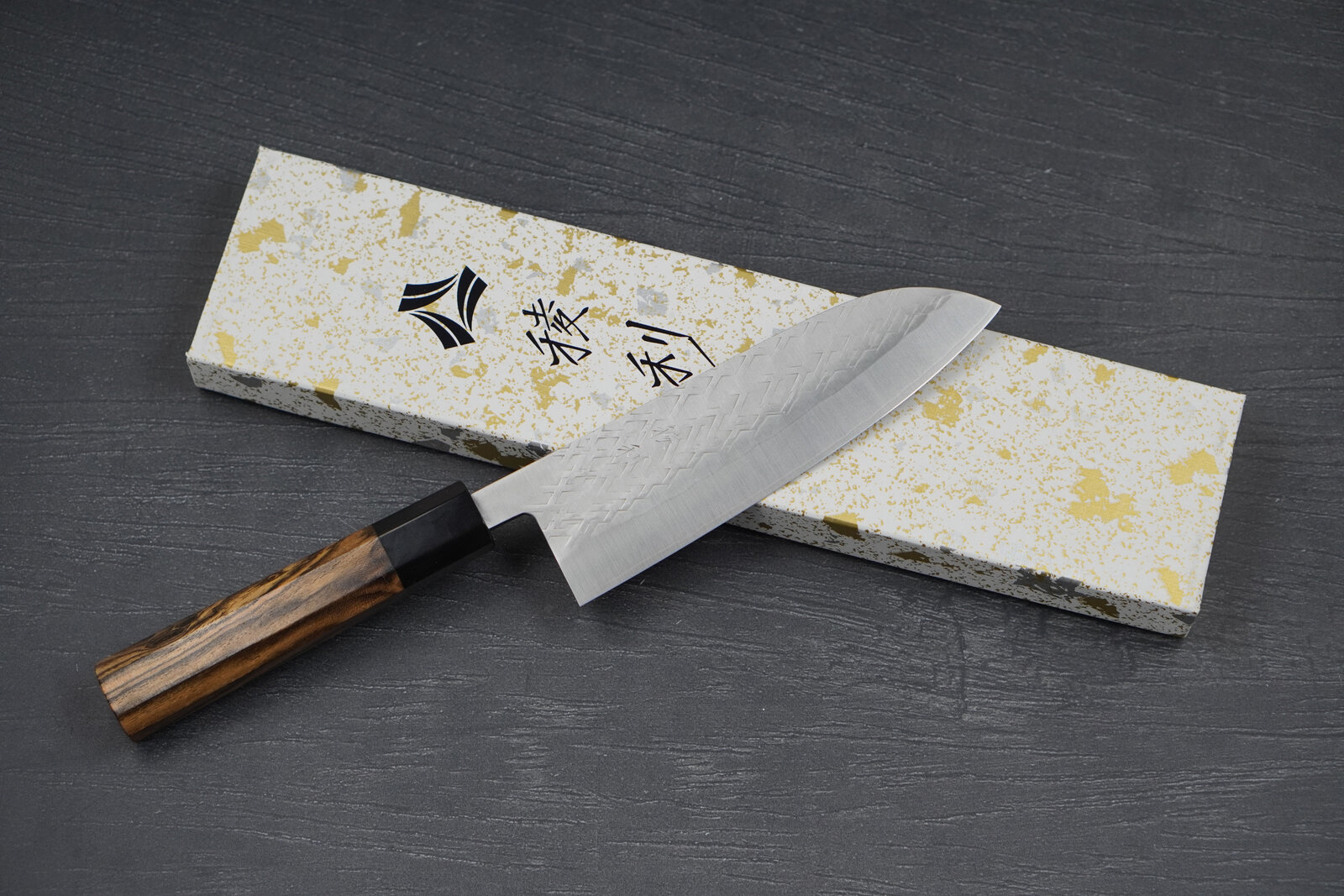 Knife-Art-Kochmesser-Kadoki-SLD-X-Tsuchime-Santoku-165mm-Bocote-Frontal-mit-Box.JPG
