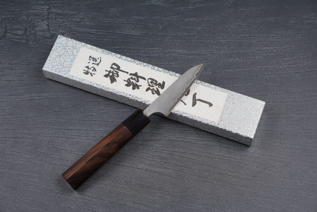 Knife-Art-Kochmesser-Petty-Nao-Yamamoto-75mm-VG10-Rosenholz-Frontal-mit-Box-1024x683.jpg