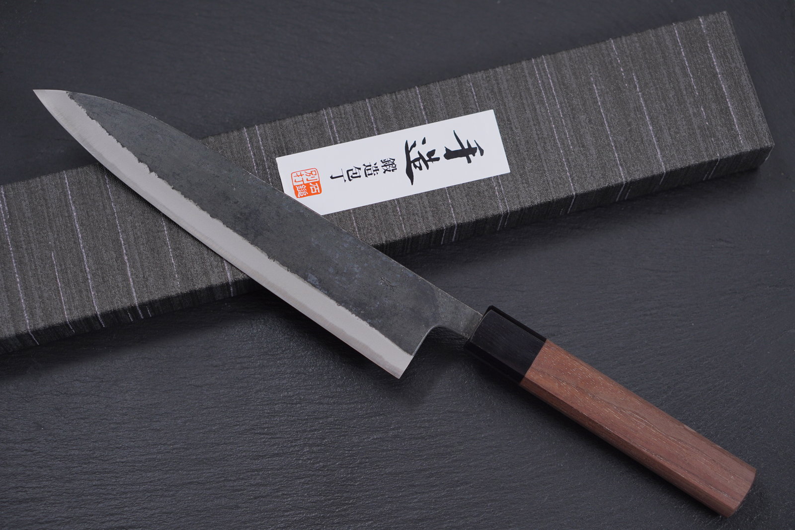 Knife-Art-Yoshimune-Japan-Kochmesser-Gyuto-Kurouchi-Frontal-mit-Box.JPG