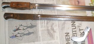 Klinge mit erstem Griff neben Rohklinge P1012387.JPG Klinge mit erstem Griff neben Rohklinge P1012387.JPG
