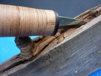 Messer_in_Holz_Web.jpg