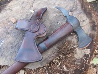 Tomahawk mit Spitze und Etui1.jpg