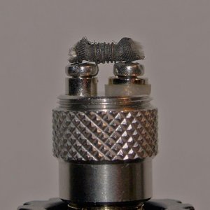 Eine Wickelung

Verdampfer: A2-TM
Wickelhilfe: durch ESS unnötig
Drahtwindungen: 5x0,20er Kanthal
außen ESS: 1x1cm, Mesh 400
innen Glasfasern: 2x Ceti