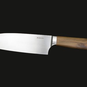 Santoku Integral, Küchenmesser
Zwetschgenholz, Klinge: Böhlerstahl 1.2510, Gesamtlänge: 305 mm