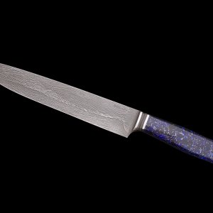 Küchenmesser, Halbintegral
Gesamtlänge: 350 mm, 220mm Klingenlänge. Klinge: 1.2510 (geätzt), Griff: Raffir (Metapol)
Sehr interessante Oberfläche, die