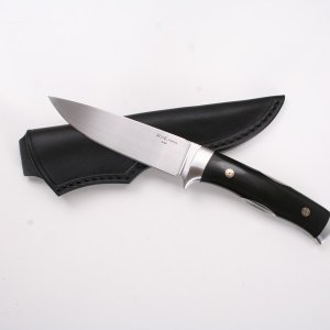 Artis Vollintegral, Gesamtlänge 235 mm, Böhlerstahl N690, Griff: Gagat (versteinerte Kohle),Lederscheide: Rindsleder (schwarz)

Integralbauweise mit z
