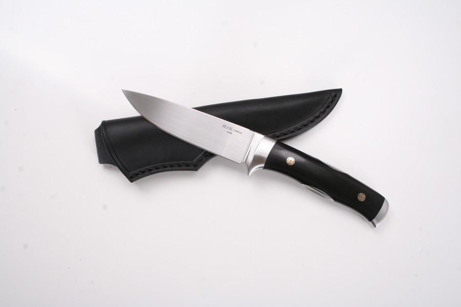 Artis Vollintegral, Gesamtlänge 235 mm, Böhlerstahl N690, Griff: Gagat (versteinerte Kohle),Lederscheide: Rindsleder (schwarz)

Integralbauweise mit z