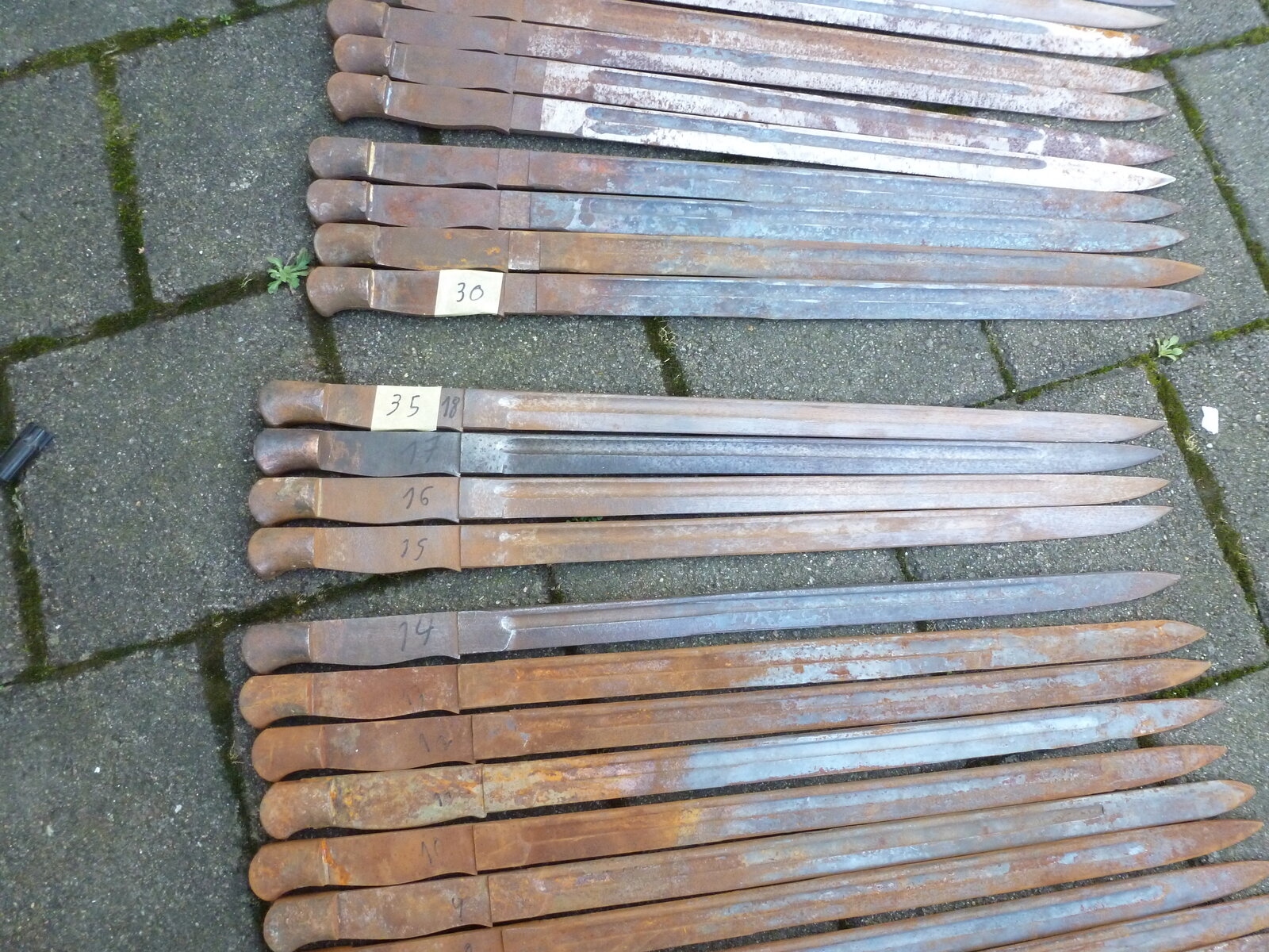 Bajonettrohklingen in verschiedenen Stufen der bearbeitung.JPG