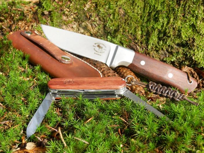 Blattfeder-Messer und ein Huntsman mit Holzschalen