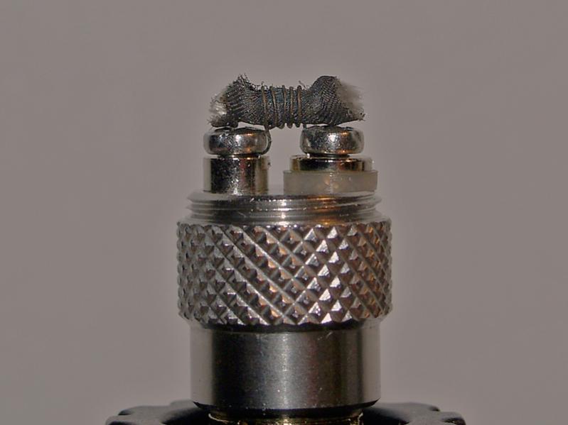 Eine Wickelung

Verdampfer: A2-TM
Wickelhilfe: durch ESS unnötig
Drahtwindungen: 5x0,20er Kanthal
außen ESS: 1x1cm, Mesh 400
innen Glasfasern: 2x Ceti