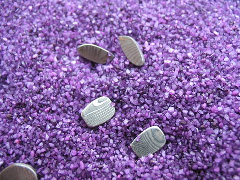 Kleine aus Schneiderdamast Ohrstecker.