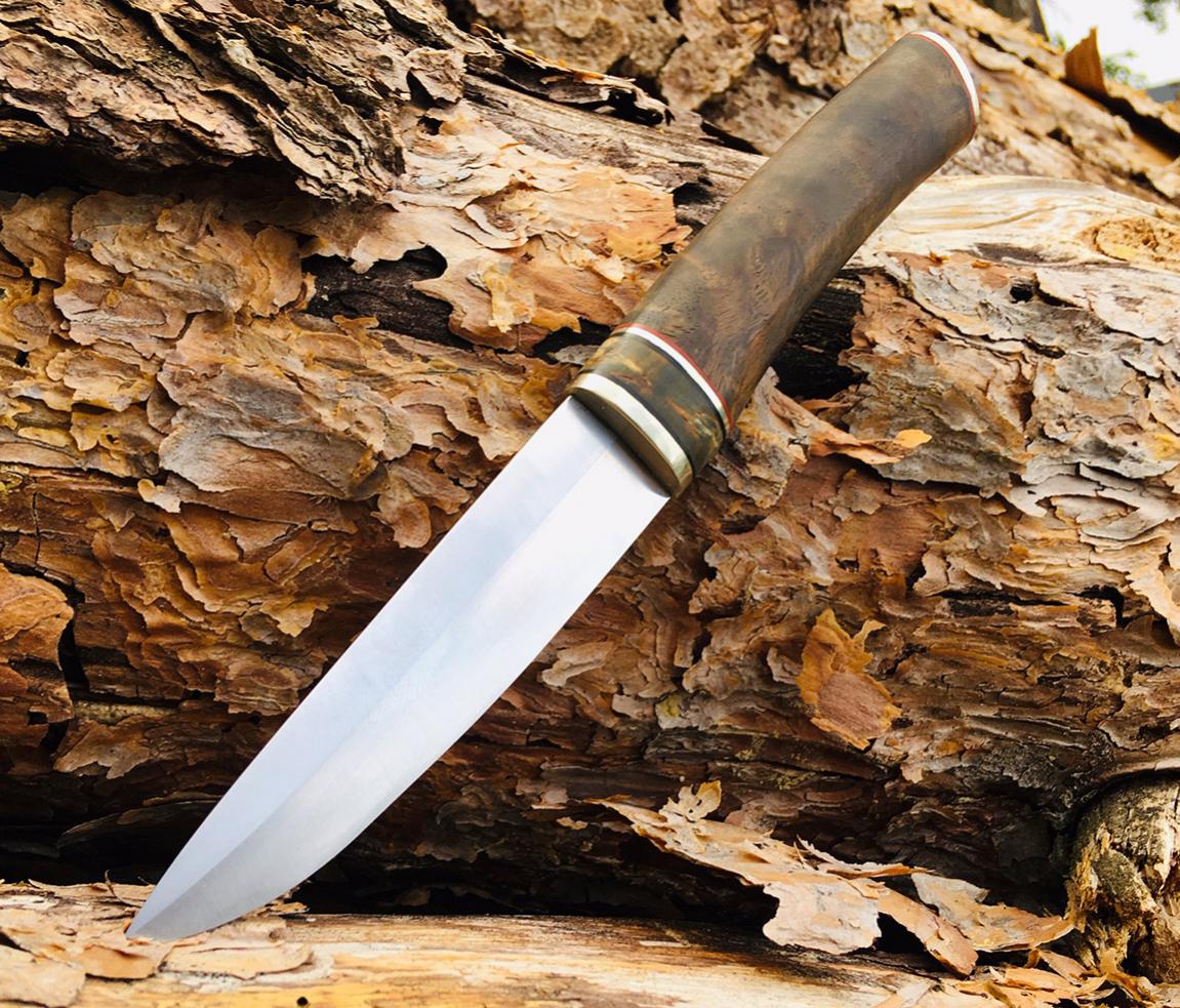 Kleiner Puukko-Verschnitt.
Klinge aus 80CrV2, Griff aus Neusilber, Fiber, Birke, Walnuss.
Verklebt und vernietet.