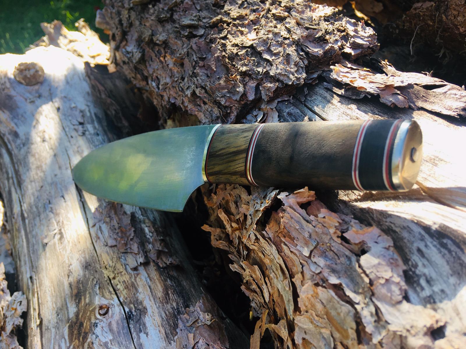 Kochmesser aus 80CrV2.
Griff aus Neusilber, Zebranoholz, Fiber, Walnussholz, Pakkaholz.
Griff verklebt und vernietet.