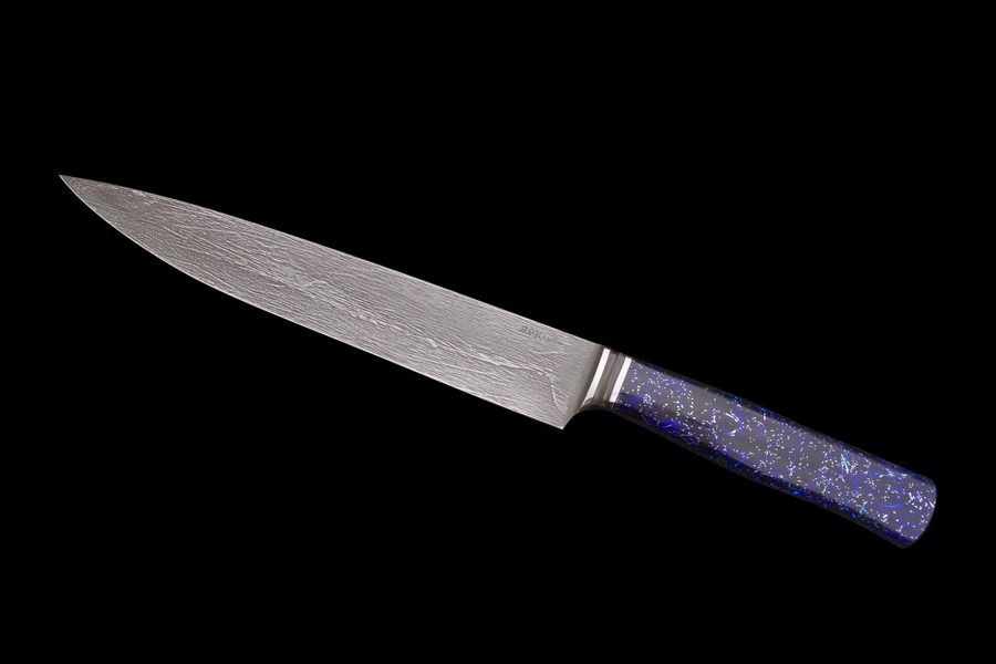 Küchenmesser, Halbintegral
Gesamtlänge: 350 mm, 220mm Klingenlänge. Klinge: 1.2510 (geätzt), Griff: Raffir (Metapol)
Sehr interessante Oberfläche, die