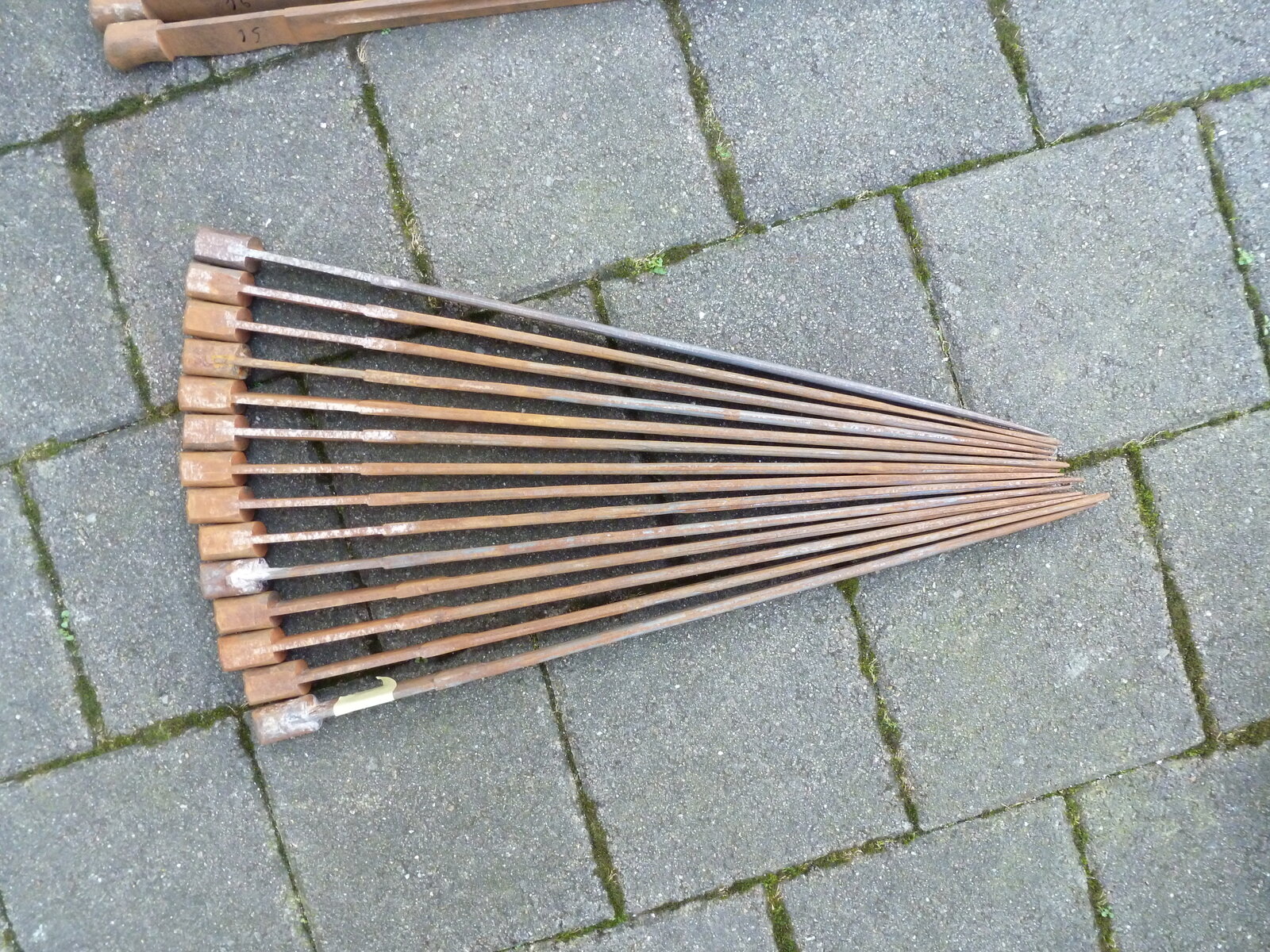 Rohklingen vom Rücken gesehen, unterschiedlich dick geschliffen. P1010145.JPG