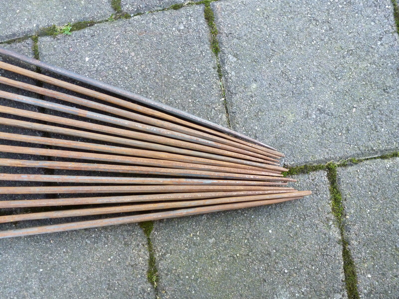 Rohklingen wo die unterschiredliche spitzenstärke zu sehen ist und Anlauffarben P1010146.JPG