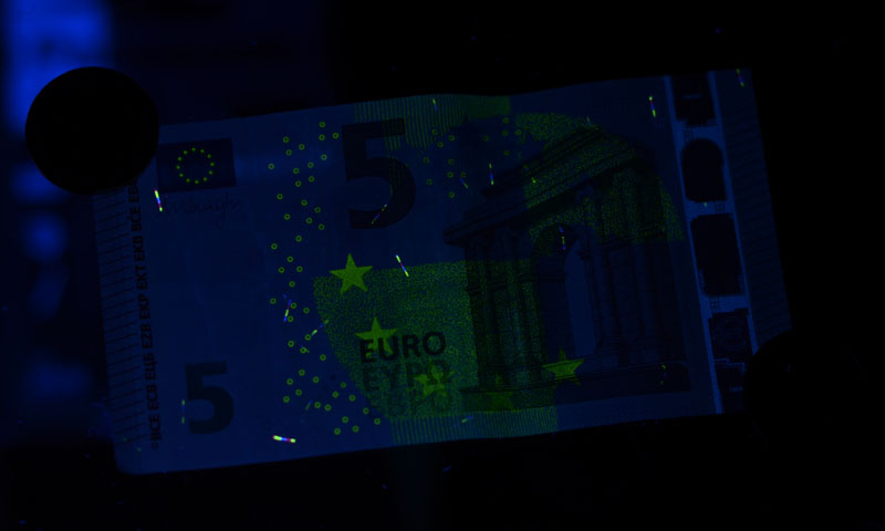 uv-nichia-5euro.jpg