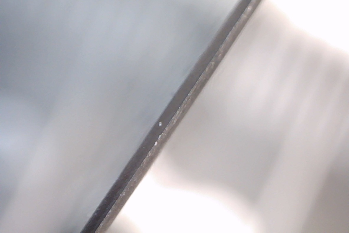 Blick auf die Schneidkante. Sie liegt mittig im Material, ist dünn und gerade.